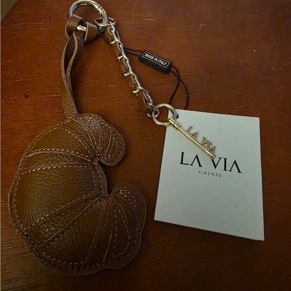NWT ⚜️🤎⚜️ LA VIA FIRENZE Italian Leather Croissant Gold Tone Key Keychain - Picture 2 of 6